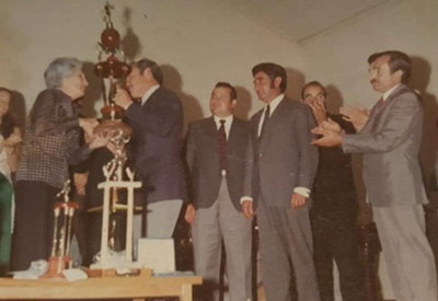 Comisión con el trofeo conseguido