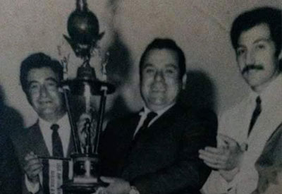 Comisión con el trofeo conseguido