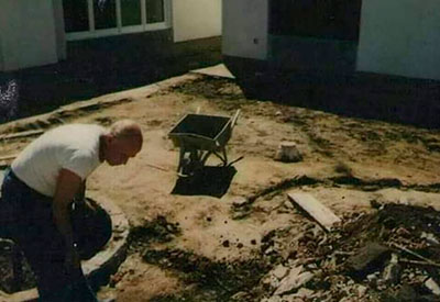 Raúl cuidando de su huerta