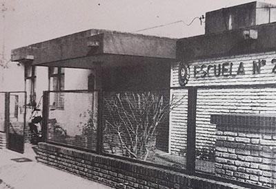 Fachada de la escuela en el año 1986