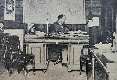 Manuel Antonio García Meijón en su escritorio