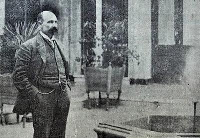 Manuel Antonio García Meijón en el patio de su casa