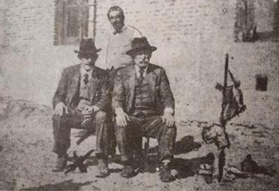 Manuel Antonio García Meijón comiendo un asado con amigos en Pasteur