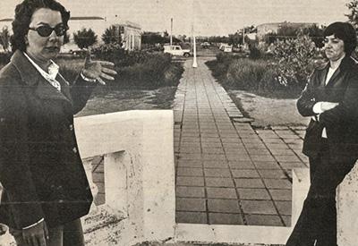Maria Herminia Avellaneda y Maria Elena Walsh en la plaza central