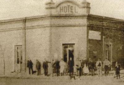 Fachada frontal del hotel