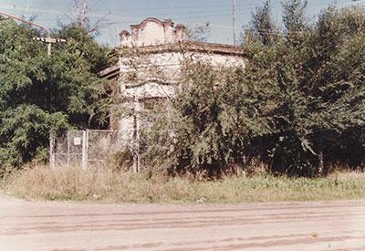 Fachada frontal del hotel pre-demolición